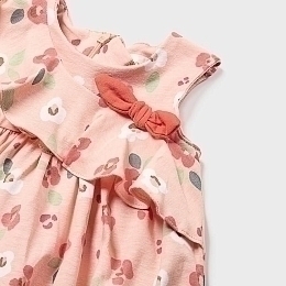 Платье розового цвета с оборкой от бренда Mayoral