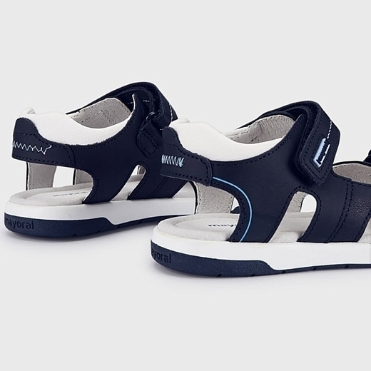 Тёмно-синие сандалии на липах от бренда Mayoral