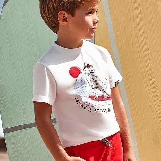 Футболка с рисунком динозавра и красные шорты от бренда Mayoral
