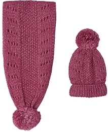 Шапка и шарф малинового цвета с помпонами от бренда Abel and Lula