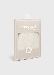 Шапка с помпончиком молочного цвета от бренда Mayoral