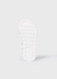Белые сандалии с розовым плетёным узором от бренда Mayoral