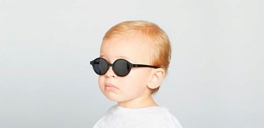 Солнцезащитные очки с оправой черного цвета от бренда IZIPIZI