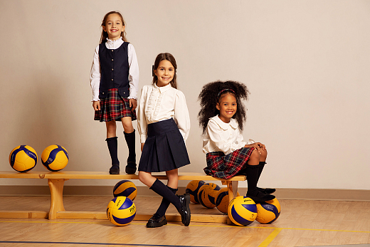 Блузка молочного цвета с манжетой на резинке от бренда Eirene