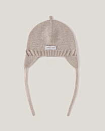 Шапка бежевого цвета с завязками от бренда Anna Leon