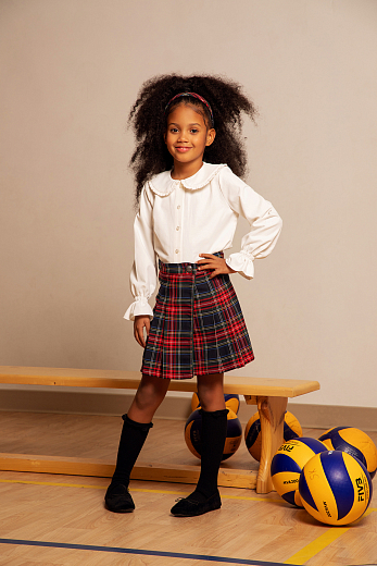 Блузка молочного цвета с манжетой на резинке от бренда Eirene