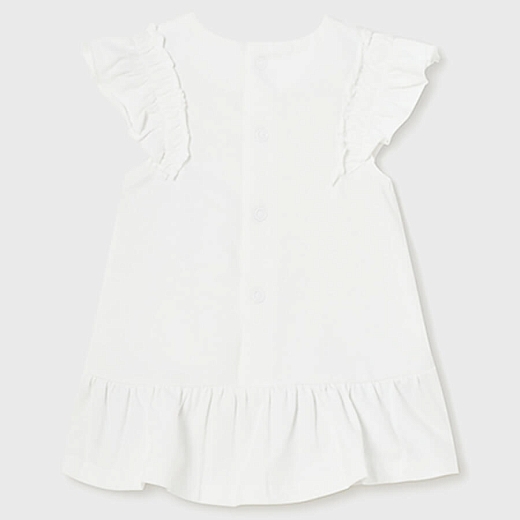 Платье белого цвета с нашивкой от бренда Mayoral