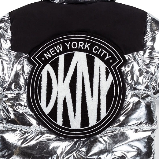 Куртка серебристого цвета с черными вставками от бренда DKNY