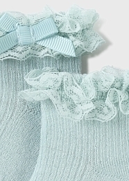 Носки с оборками и бантиком изумрудного цвета от бренда Mayoral