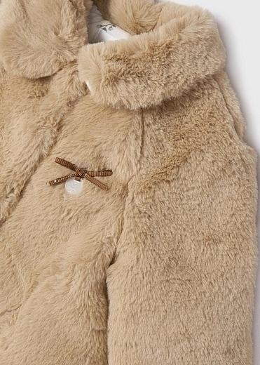 Пальто меховое бежевого цвета от бренда Mayoral