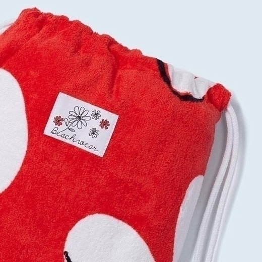 Красное полотенце с белыми цветами от бренда Mayoral
