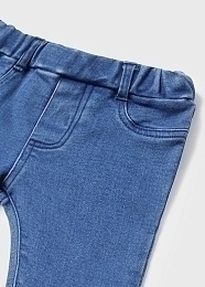 Бордовый свитшот и джинсы от бренда Mayoral