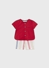 Рубашка красного цвета и шорты от бренда Mayoral