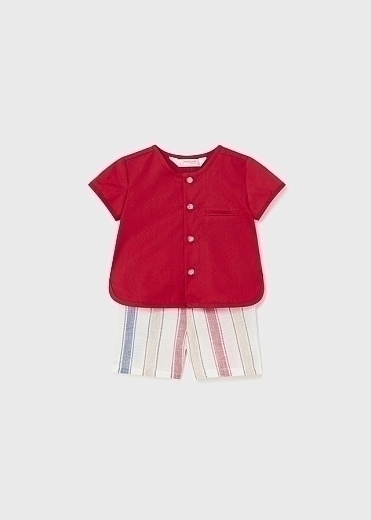 Рубашка красного цвета и шорты от бренда Mayoral