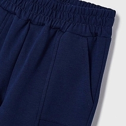 Толстовка в полоску и штаны синего цвета от бренда Mayoral