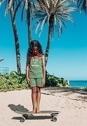 Майка с кораллово-зелеными полосками от бренда Sproet & Sprout
