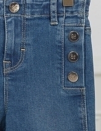 Джинсы синего цвета с кнопками на карманах от бренда Abel and Lula