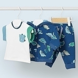 Толстовка, футболка и джоггеры синего цвета с динозаврами от бренда Mayoral