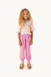 Блузка нежно-розовая с узором из звезд от бренда Tinycottons