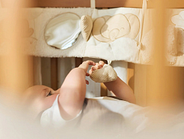 Развивающая игрушка для детской кроватки Слоники от бренда Jollein