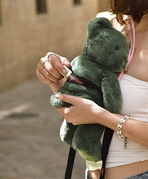 Сумка Мишка-обнимашка цвета хаки от бренда Doudou et Compagnie