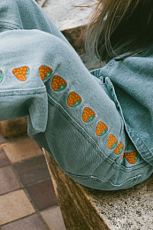 Джинсы STRAWBERRIES EMBROIDERED от бренда Tinycottons