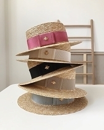 Соломенная шляпа-канотье с пчелой с черной лентой от бренда Skazkalovers