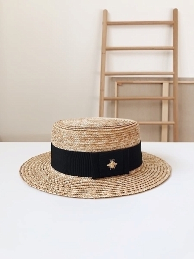 Соломенная шляпа-канотье с пчелой с черной лентой от бренда Skazkalovers
