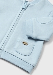 Жакет; футболка и джоггеры голубого цвета от бренда Mayoral